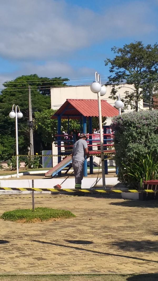 Prefeitura realiza a revitaliza&ccedil;&atilde;o, limpeza e pintura em bairros e pra&ccedil;as