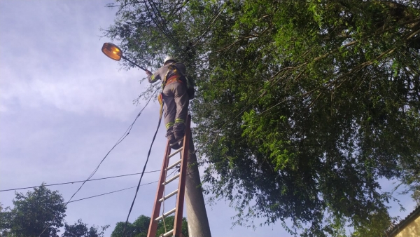 PREFEITURA CONTINUA TROCA DE LÂMPADAS QUEIMADAS NO MUNICÍPIO DE CARMO