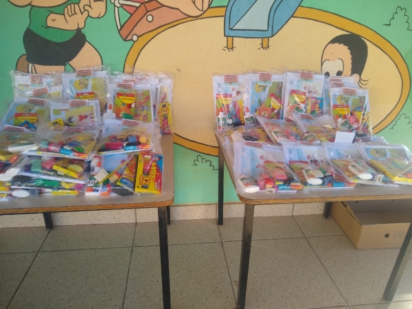 A Secretaria Municipal de Educação de Carmo entregou na última semana kits alimentícios e didáticos.