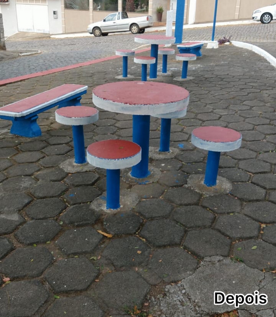 Pintura e reparos em praça.