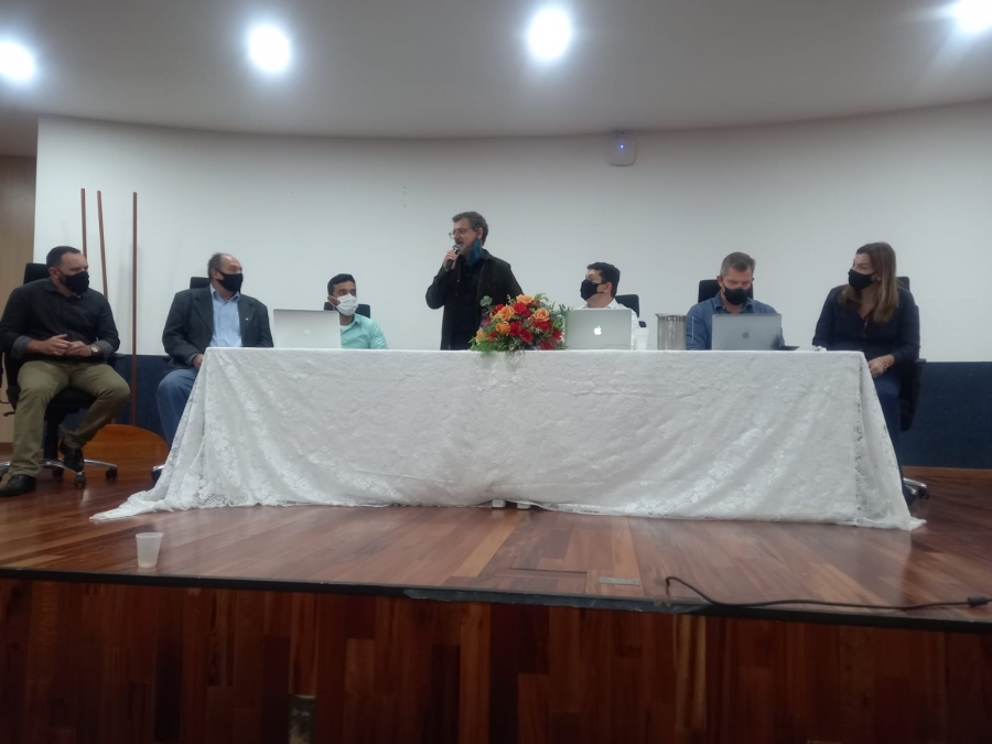 REUNIÃO COM TÉCNICOS DO FNDE, JUNTAMENTE COM A SECRETÁRIA MUNICIPAL DE EDUCAÇÃO