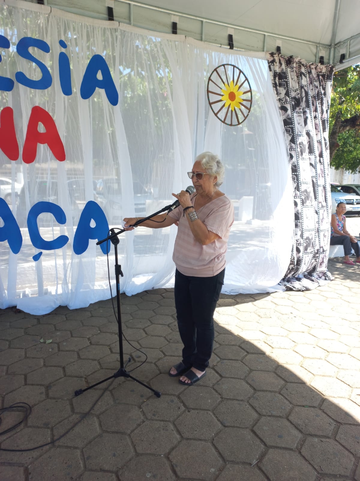 Projeto Poesia na Praça e Contação de História