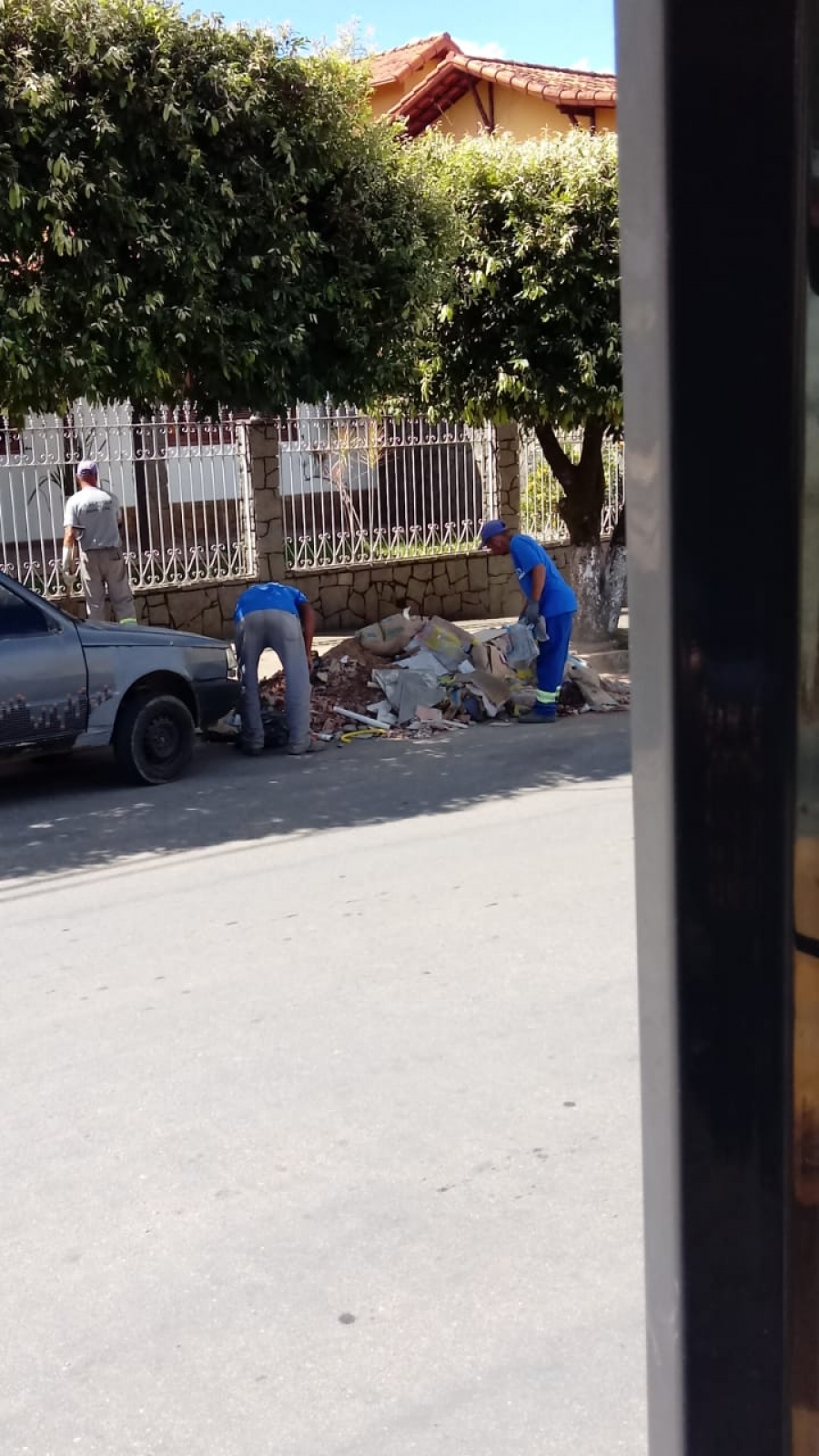 Limpeza e retirada de entulhos nos bairros