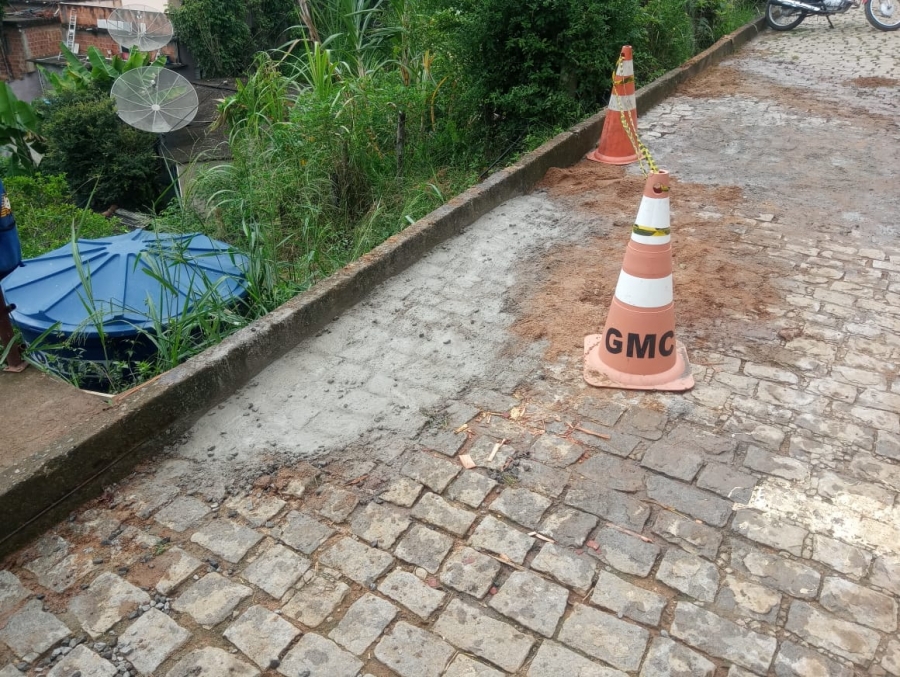 Secretaria Municipal de Obras de Carmo realiza reparos em paralelepípedos.
