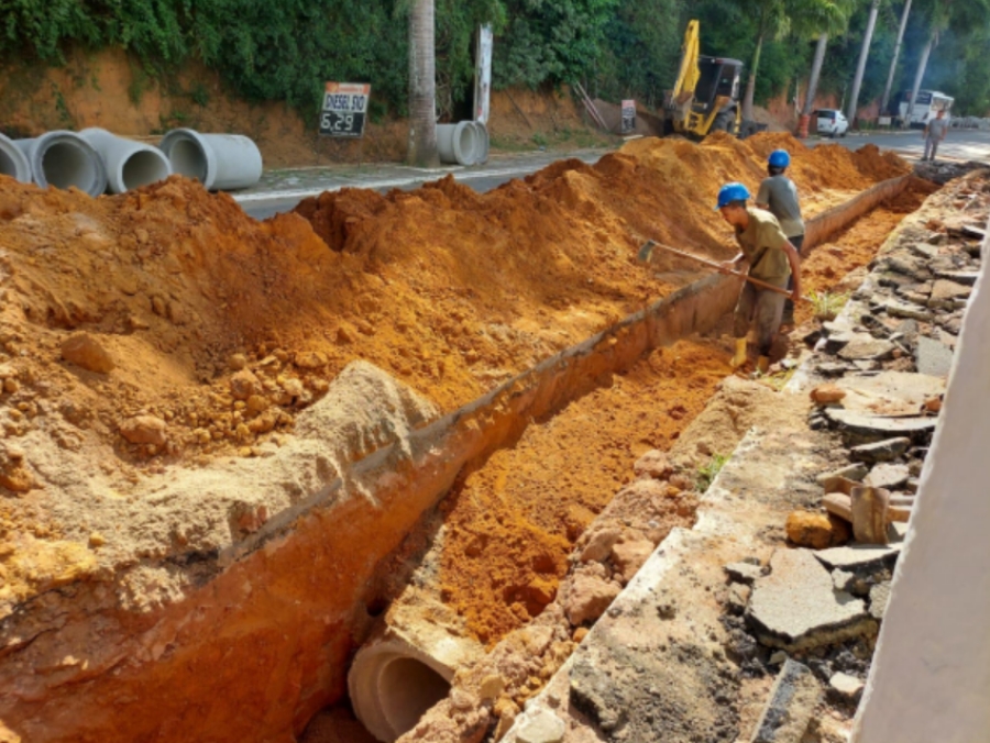 050 - OBRA DE DRENAGEM PLUVIAL E PAVIMENTAÇÃO