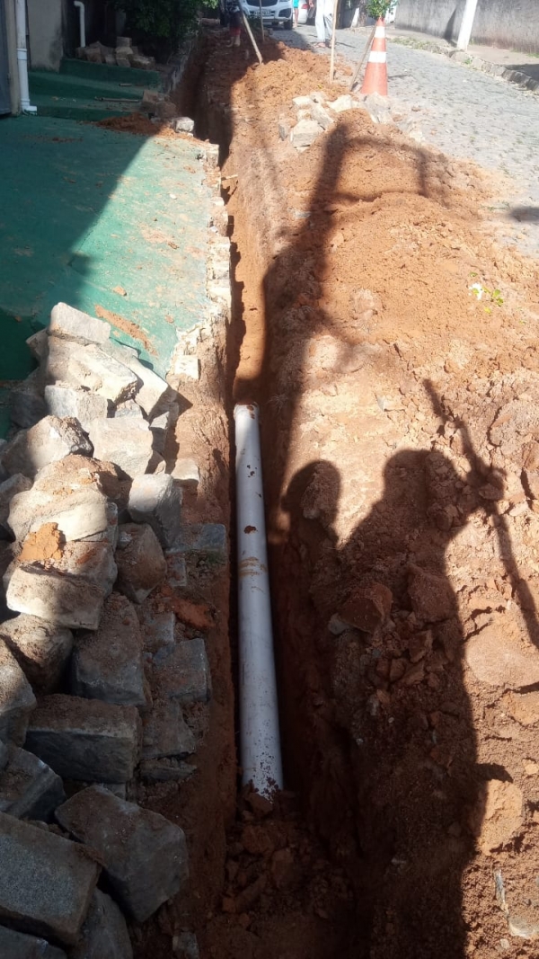A Secretaria de obras e servi&ccedil;o p&uacute;blico, atendendo a uma demanda solucionou o problema de uma rede de esgoto