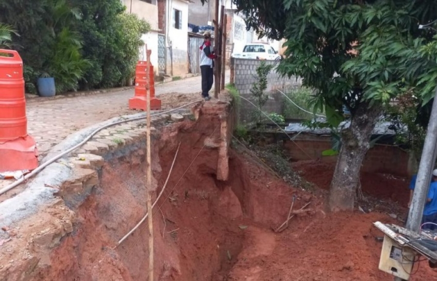 005 - Execução do muro de contenção de taludes no bairro Morro do Estado