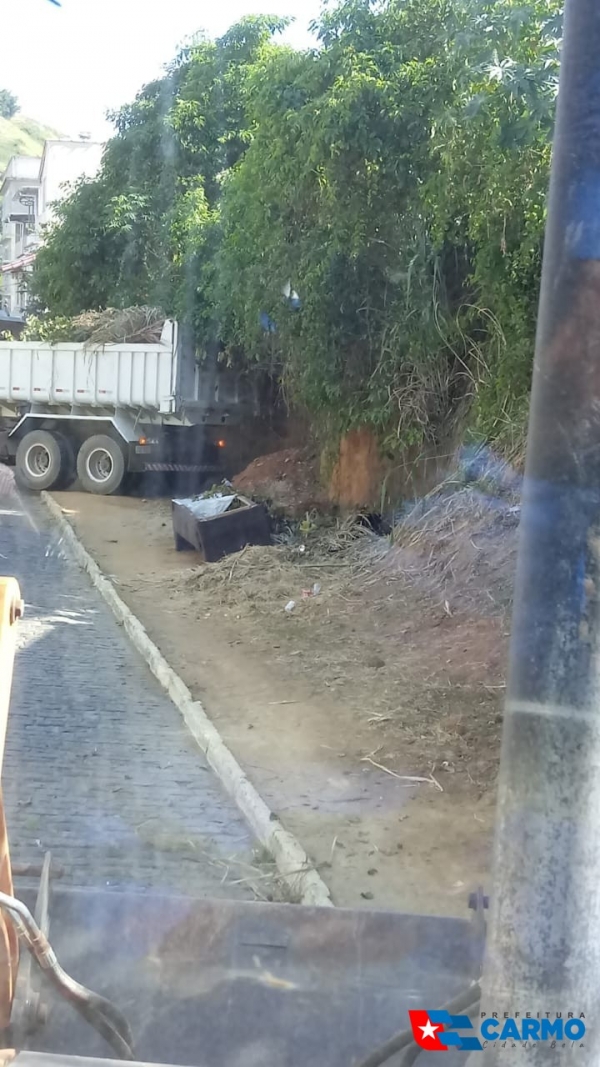 Equipe SOS Bairros e Distritos atua novamente na limpeza das ruas