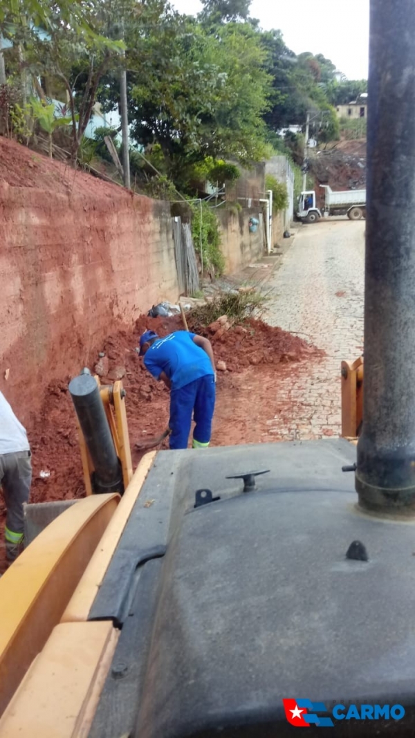 SERVIÇOS DE ROÇADA, CAPINA E VARRIÇÃO PERCORREM BAIRROS DA CIDADE DE CARMO