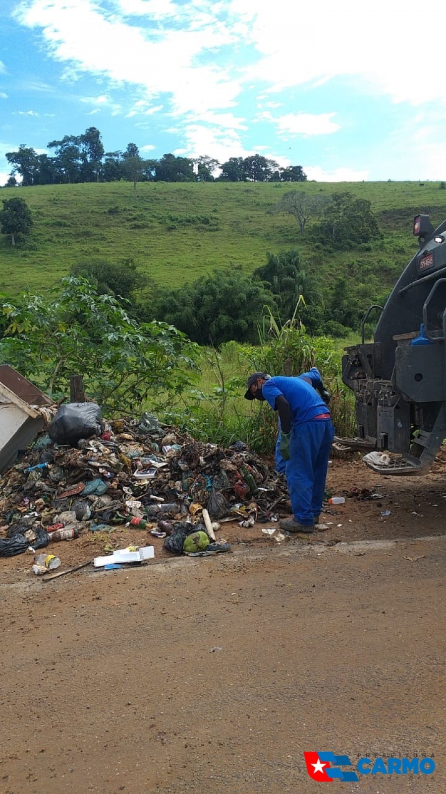 PREFEITURA DE CARMO CONTINUA TRABALHOS DE LIMPEZA E REMOÇÃO DE LIXOS E ENTULHOS NOS BAIRROS.