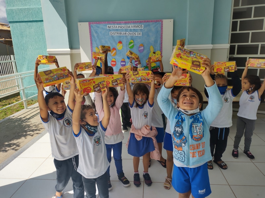 Entrega de chocolates nas Escolas da Rede Municipal em comemora&ccedil;&atilde;o da P&aacute;scoa