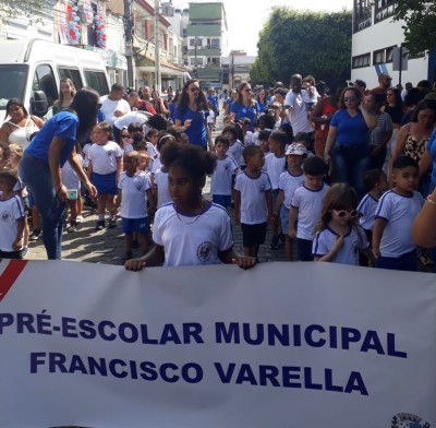 DESFILE C&Iacute;VICO EM COMEMORA&Ccedil;&Atilde;O AO ANIVERS&Aacute;RIO DE CARMO CIDADE BELA