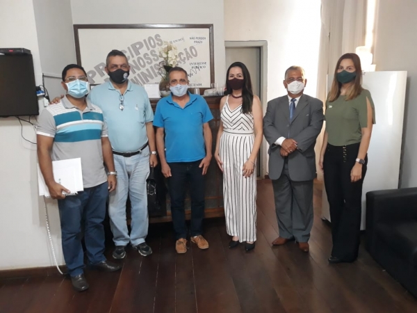 PREFEITO RECEBE REPRESENTANTES DO CREFITO 2 E HOSPITAL NOSSA SENHORA DO CARMO PARA DISCUTIR PARCERIAS.