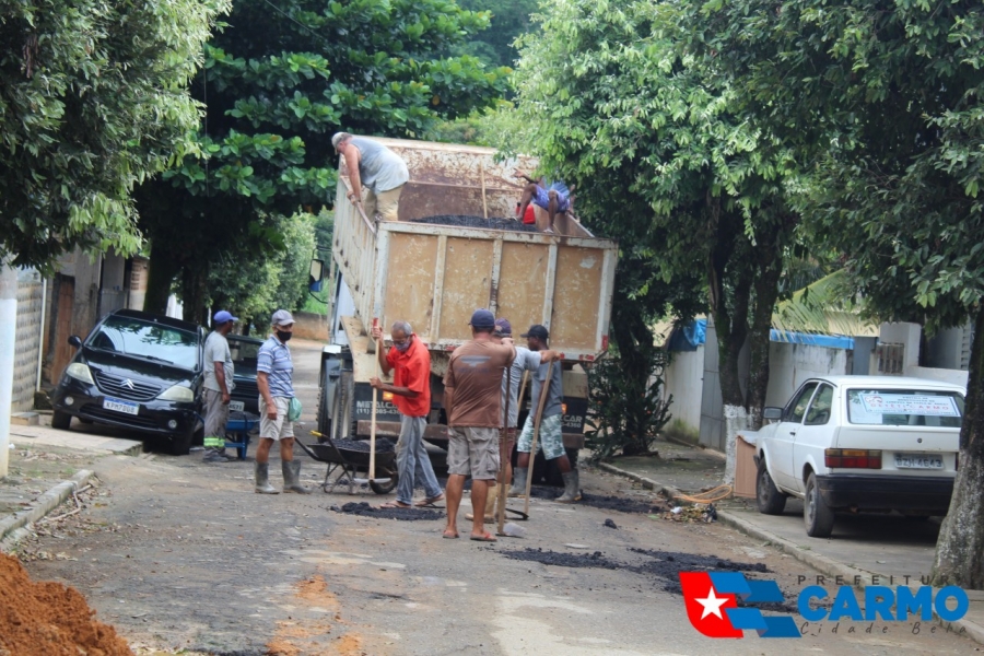 A Secretaria de Serviços Públicos realiza melhorias nas ruas do Bairro do Valparaiso