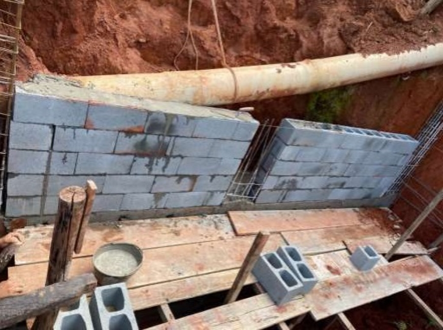 007 - Execução de obras de construção de muro de contenção de taludes e reforma da escada de acesso
