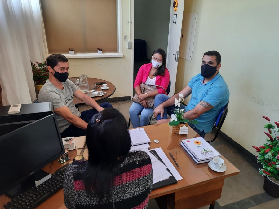 PRESEN&Ccedil;A DOS VEREADORES A PEDIDO DA SECRET&Aacute;RIA DE EDUCA&Ccedil;&Atilde;O THARC&Iacute;LIA BRITTO