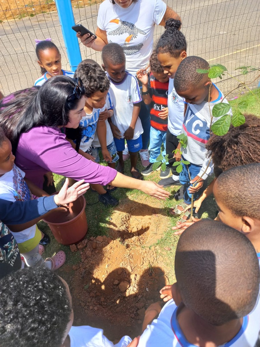 Dia Mundial da &Aacute;rvore &eacute; comemorado com a&ccedil;&otilde;es educativas e plantio de mudas