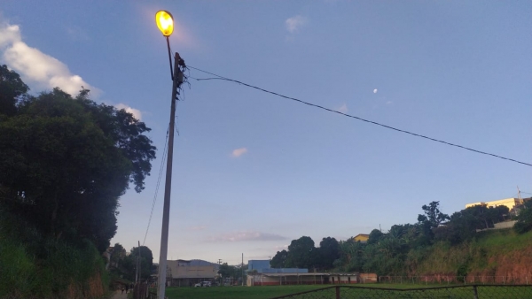 Secretaria de Obras realiza troca de l&acirc;mpadas em bairro
