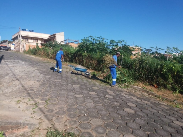 Secretaria do Meio Ambiente realiza serviços de limpeza urbana.