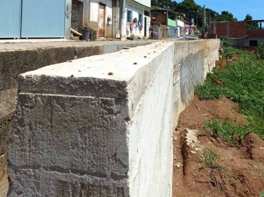 037 - Construção de muro de concreto armado e substituição do pavimento em paralelepípedos, no bairro Botafogo