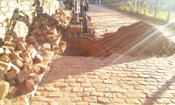 Prefeitura dá início a obras de esgoto.