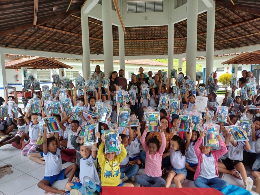 ENTREGA DOS KITS ESCOLARES AOS ALUNOS DA REDE MUNICIPAL DE ENSINO