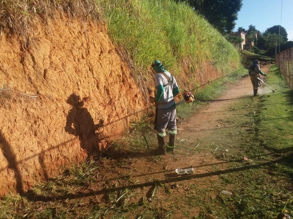 Prefeitura conclui serviços de limpeza em bairros
