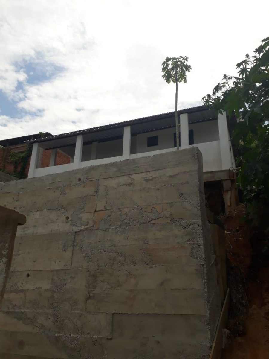 013 - Construção de muro de contenção de taludes e reforma da residência no bairro Botafogo