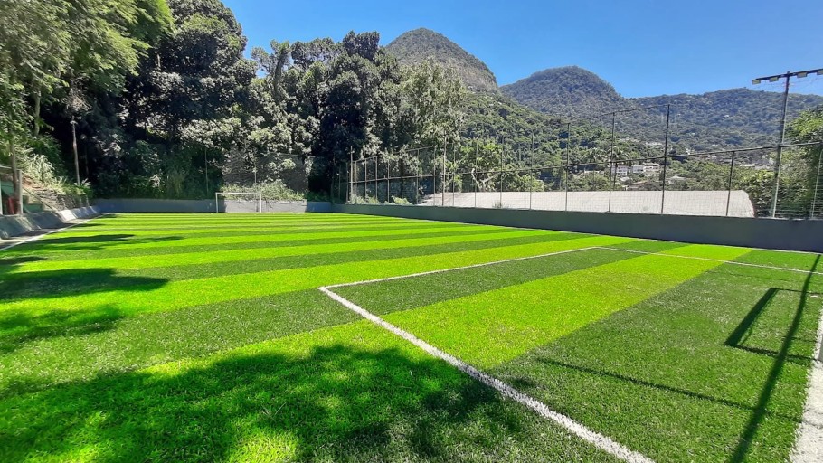 046 - Constru&ccedil;&atilde;o de um campo de futebol e uma pra&ccedil;a, ampliando a &aacute;rea da E.M. Vereador Milton Lizardo de Lima, localiazada no bairro do Ave Maria