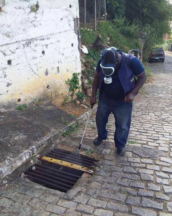 Dedetiza&ccedil;&atilde;o em bueiros nos bairros
