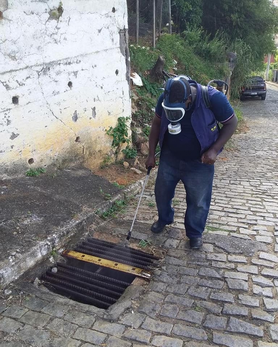 Dedetização em bueiros nos bairros