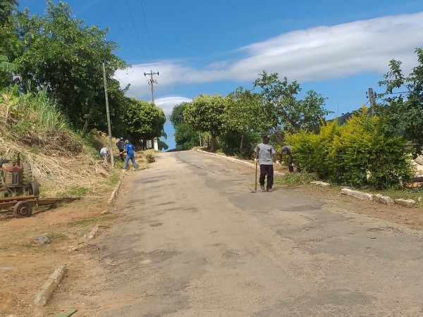 Prefeitura do Carmo juntamente com Equipe Força Tarefa realizam limpeza no Distrito da Prata